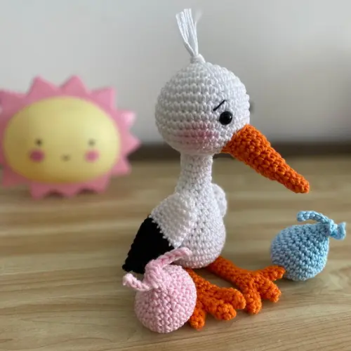 Topo de Bolo Cegonha de Amigurumi