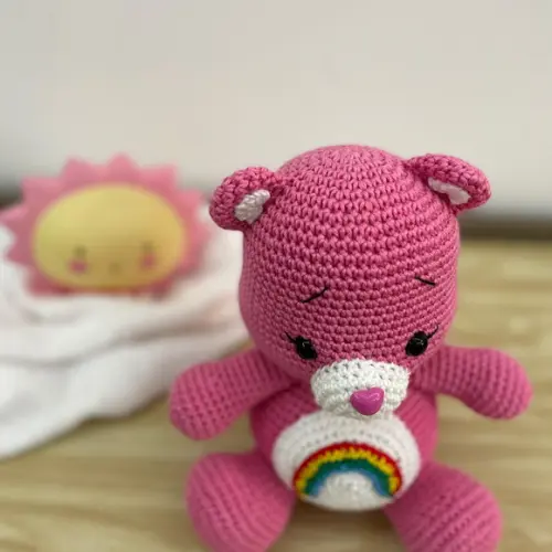 Ursinho Carinhoso Arco Íris amigurumi de crochê presente afetiv