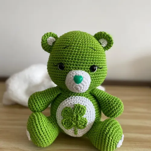 Ursinho Carinhoso Trevo da Sorte amigurumi de crochê presente afetivo