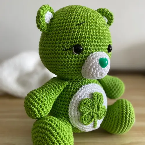 Ursinho Carinhoso Trevo da Sorte amigurumi de crochê presente af