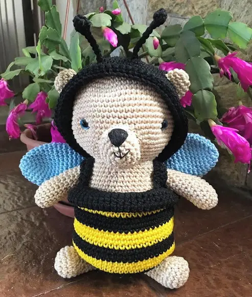 Ursinho Fantasiado de Abelha amigurumi de crochê