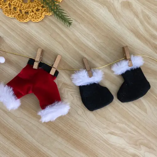 Varal de Roupinhas do Papai Noel decoração de natal feita à m?
