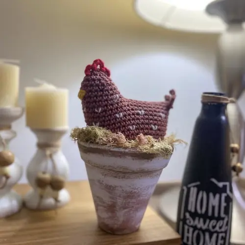 Vasinho de Ceramica com Galinha Amigurumi de crochê decoração 