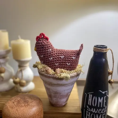 Vasinho de Ceramica com Galinha Amigurumi de crochê decoração 