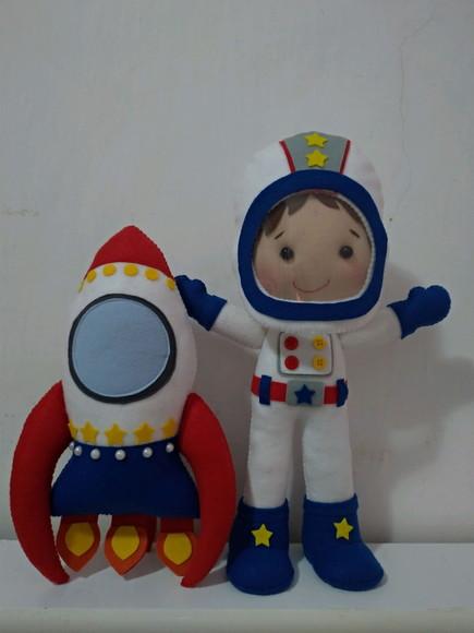 Astronauta e foguete