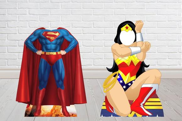 Display Mulher Maravilha e Super Homem Espaço para Foto