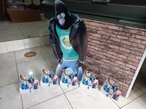 Totem Sinalização Sing 2 Johnny
