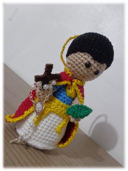 Santo Expedito em crochê