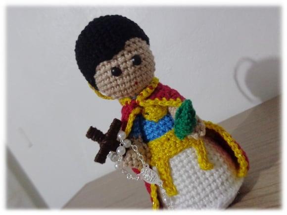 Santo Expedito em crochê