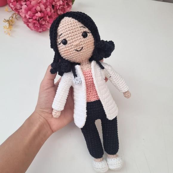 Boneca Médica Amigurumi