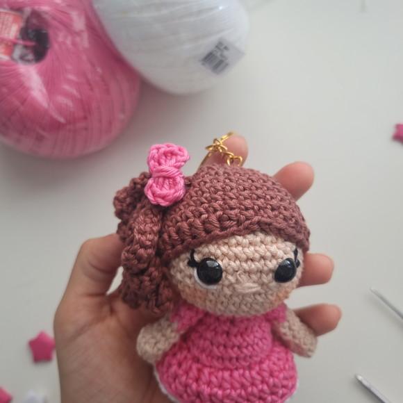 Chaveiro Boneca Amigurumi