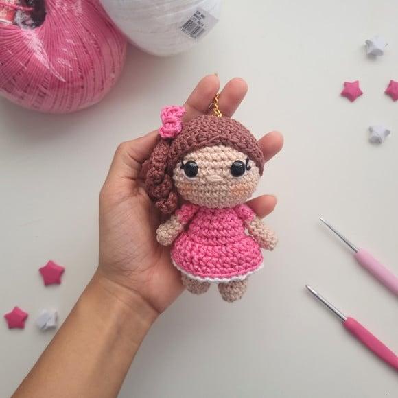 Chaveiro Boneca Amigurumi
