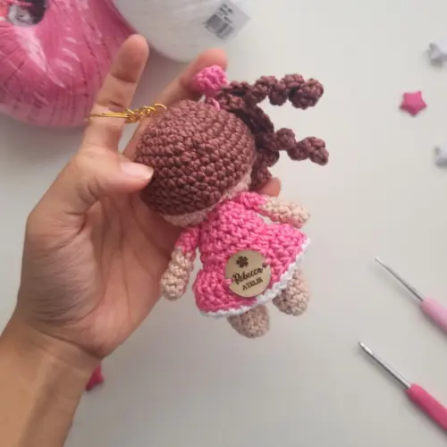 Chaveiro Boneca Amigurumi