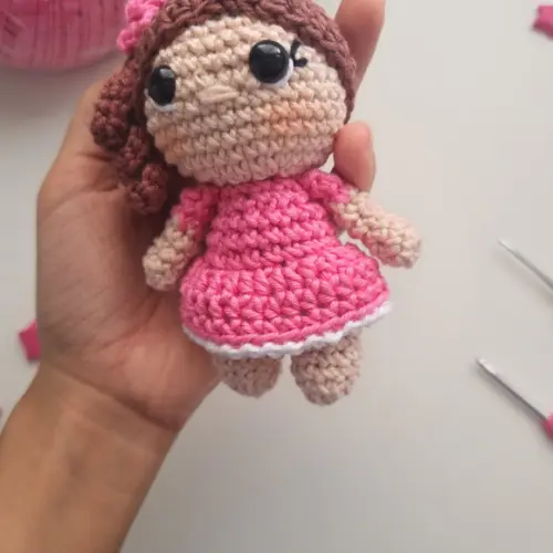 Chaveiro Boneca Amigurumi
