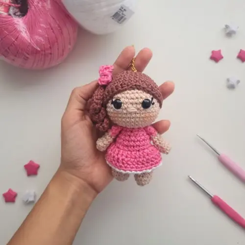 Chaveiro Boneca Amigurumi