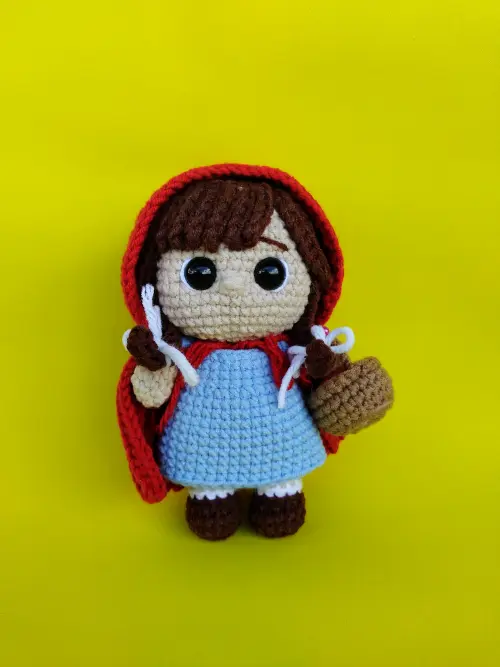 Chapeuzinho Vermelho Amigurumi - Boneca de crochê artesanal
