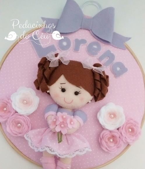 Enfeite bastidor Menina com flores