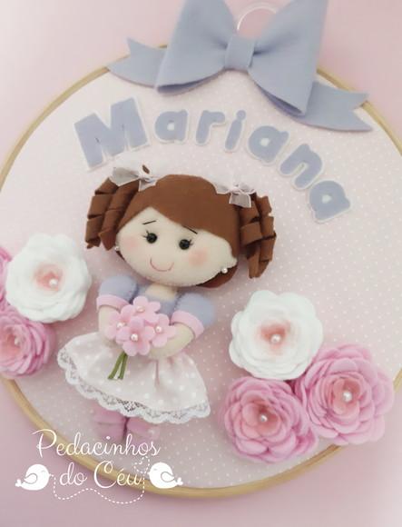 Enfeite bastidor Menina com flores