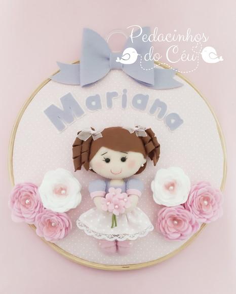 Enfeite bastidor Menina com flores
