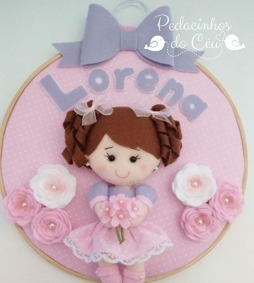 Enfeite bastidor Menina com flores