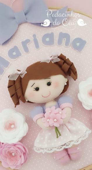 Enfeite bastidor Menina com flores