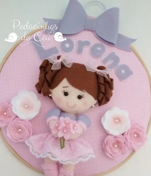 Enfeite bastidor Menina com flores