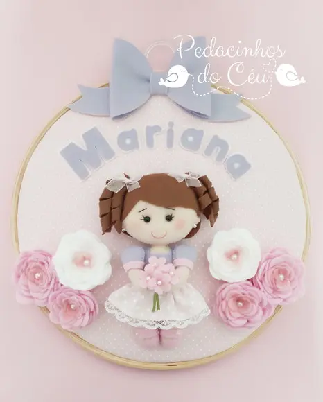 Enfeite bastidor Menina com flores