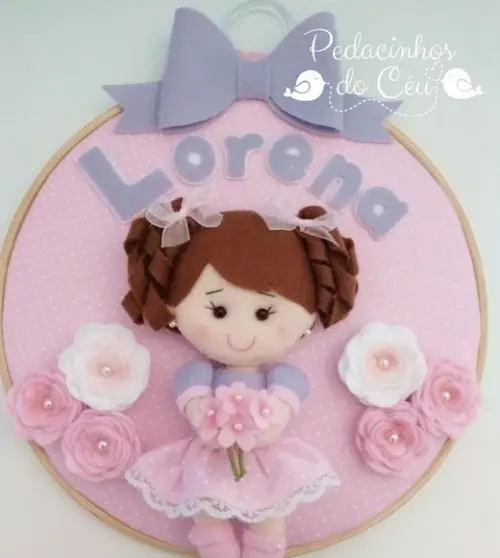 Enfeite bastidor Menina com flores