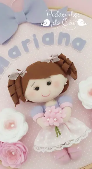 Enfeite bastidor Menina com flores