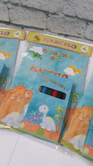 Livrinho de Colorir + Giz de Cera Dinossauro