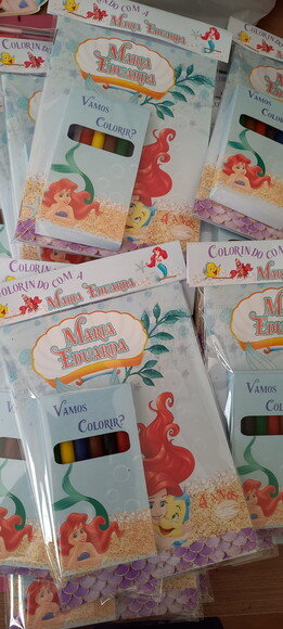 Livrinho de Colorir + Giz de Cera Pequena Sereia Ariel