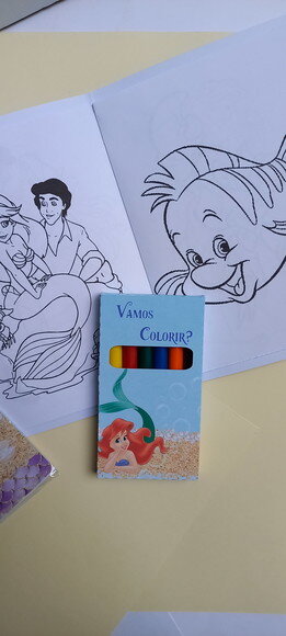 Livrinho de Colorir + Giz de Cera Pequena Sereia Ariel