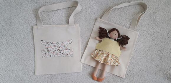 Bolsa canguru e Boneca Amiguinha