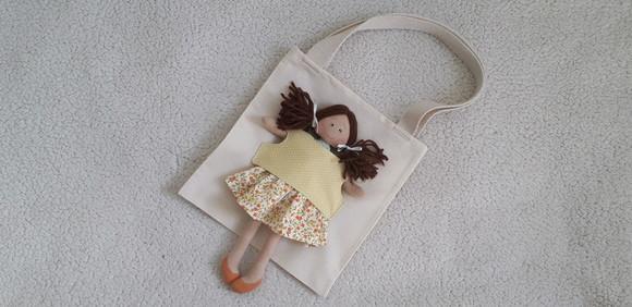 Bolsa canguru e Boneca Amiguinha