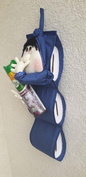 Boneca mão no nariz porta papel higiênico