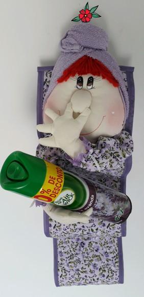 Boneca mão no nariz porta papel higiênico