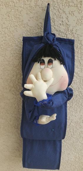 Boneca mão no nariz porta papel higiênico