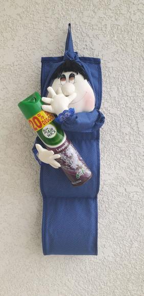 Boneca mão no nariz porta papel higiênico