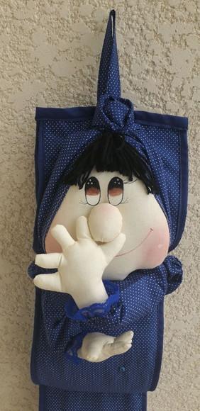 Boneca mão no nariz porta papel higiênico