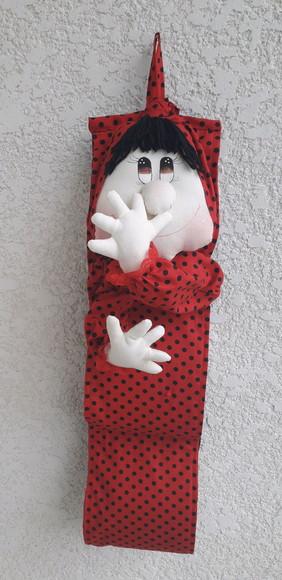 Boneca mão no nariz porta papel higiênico