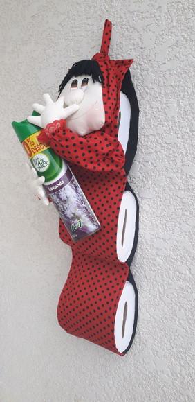 Boneca mão no nariz porta papel higiênico