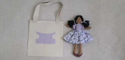 Bolsa canguru e Boneca Amiguinha