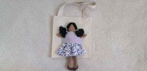 Bolsa canguru e Boneca Amiguinha