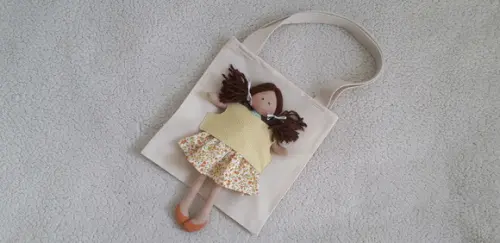 Bolsa canguru e Boneca Amiguinha
