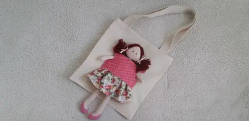 Bolsa canguru e Boneca Amiguinha