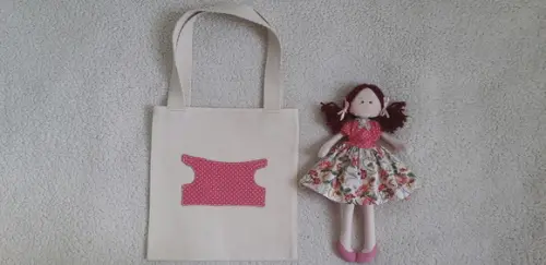 Bolsa canguru e Boneca Amiguinha