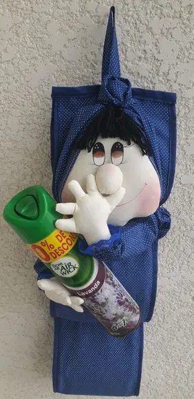 Boneca mão no nariz porta papel higiênico