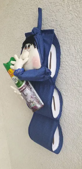 Boneca mão no nariz porta papel higiênico