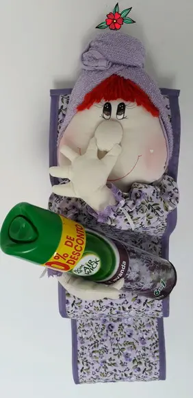 Boneca mão no nariz porta papel higiênico
