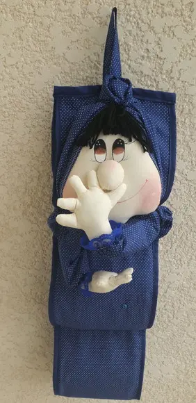 Boneca mão no nariz porta papel higiênico